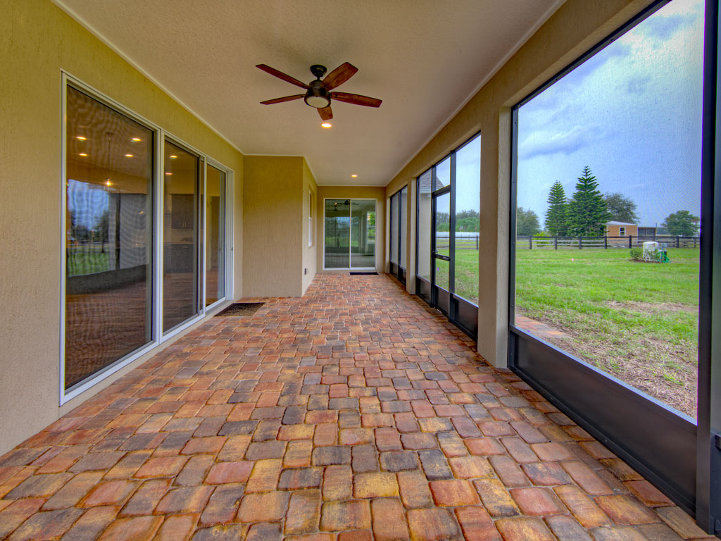 <span  class="uc_style_uc_tiles_grid_image_elementor_uc_items_attribute_title" style="color:#ffffff;">back porch 2</span>