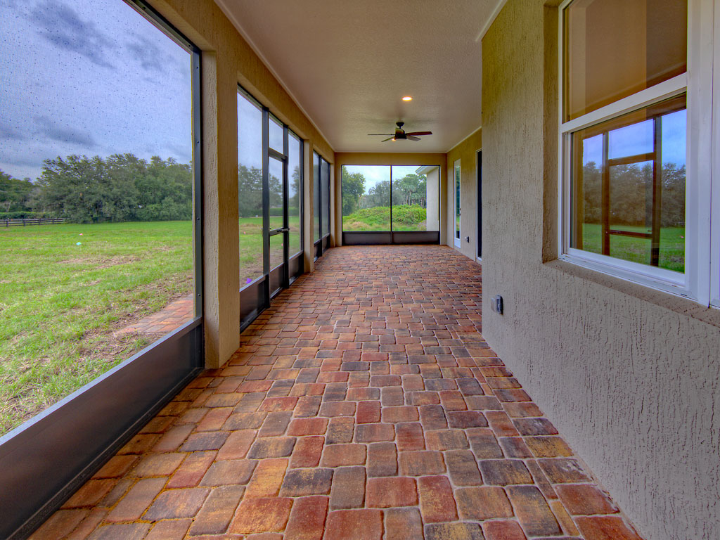 <span  class="uc_style_uc_tiles_grid_image_elementor_uc_items_attribute_title" style="color:#ffffff;">back porch</span>
