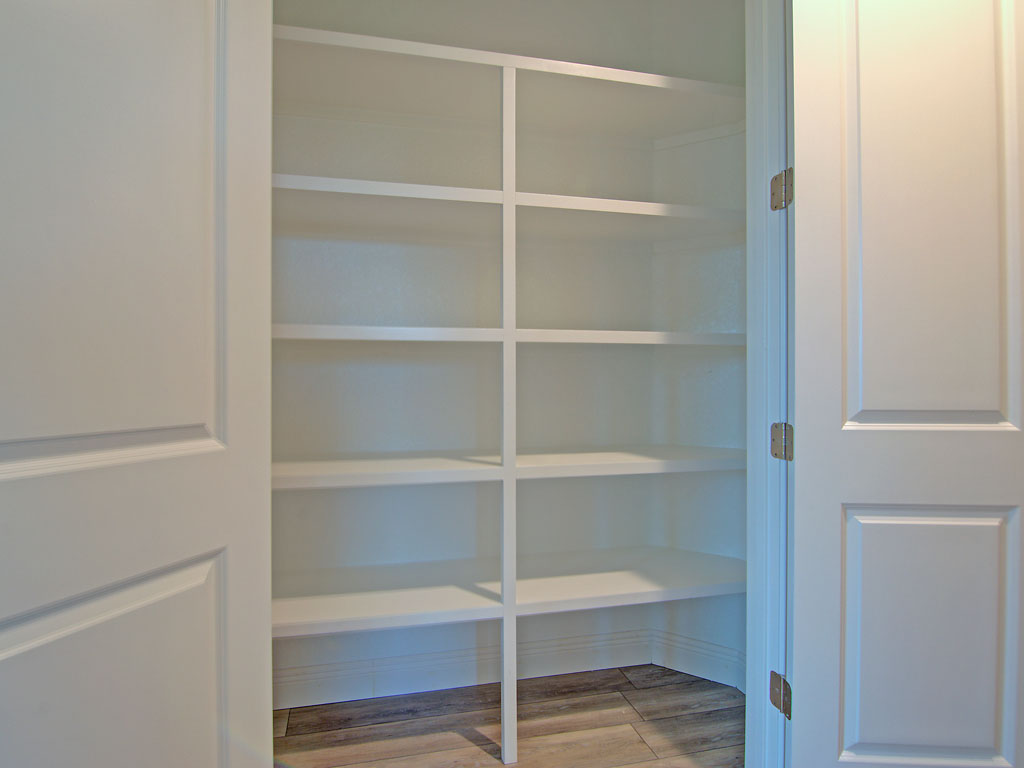 <span  class="uc_style_uc_tiles_grid_image_elementor_uc_items_attribute_title" style="color:#ffffff;">hall closet</span>