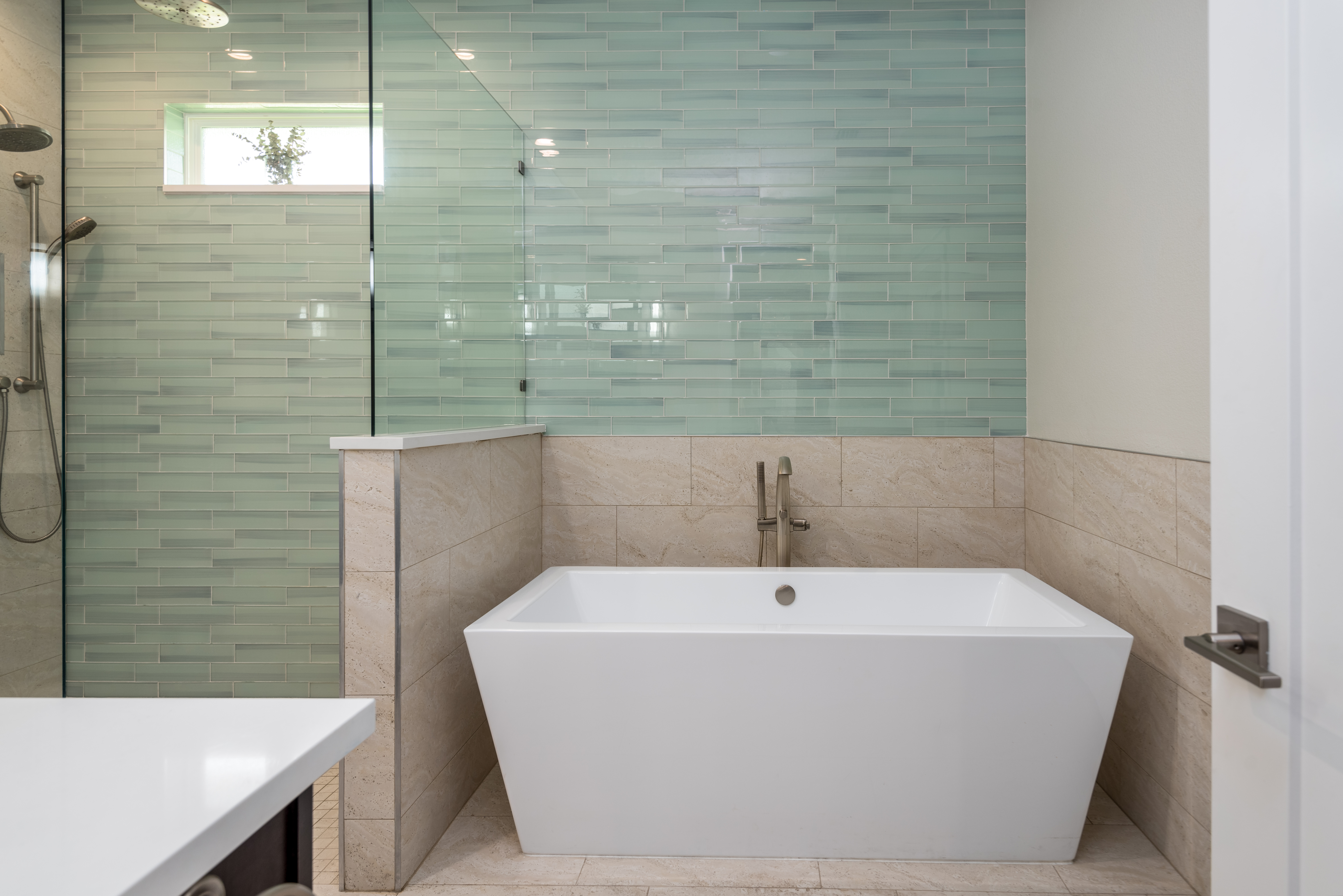 <span  class="uc_style_uc_tiles_grid_image_elementor_uc_items_attribute_title" style="color:#ffffff;">Master Tub - High Res</span>