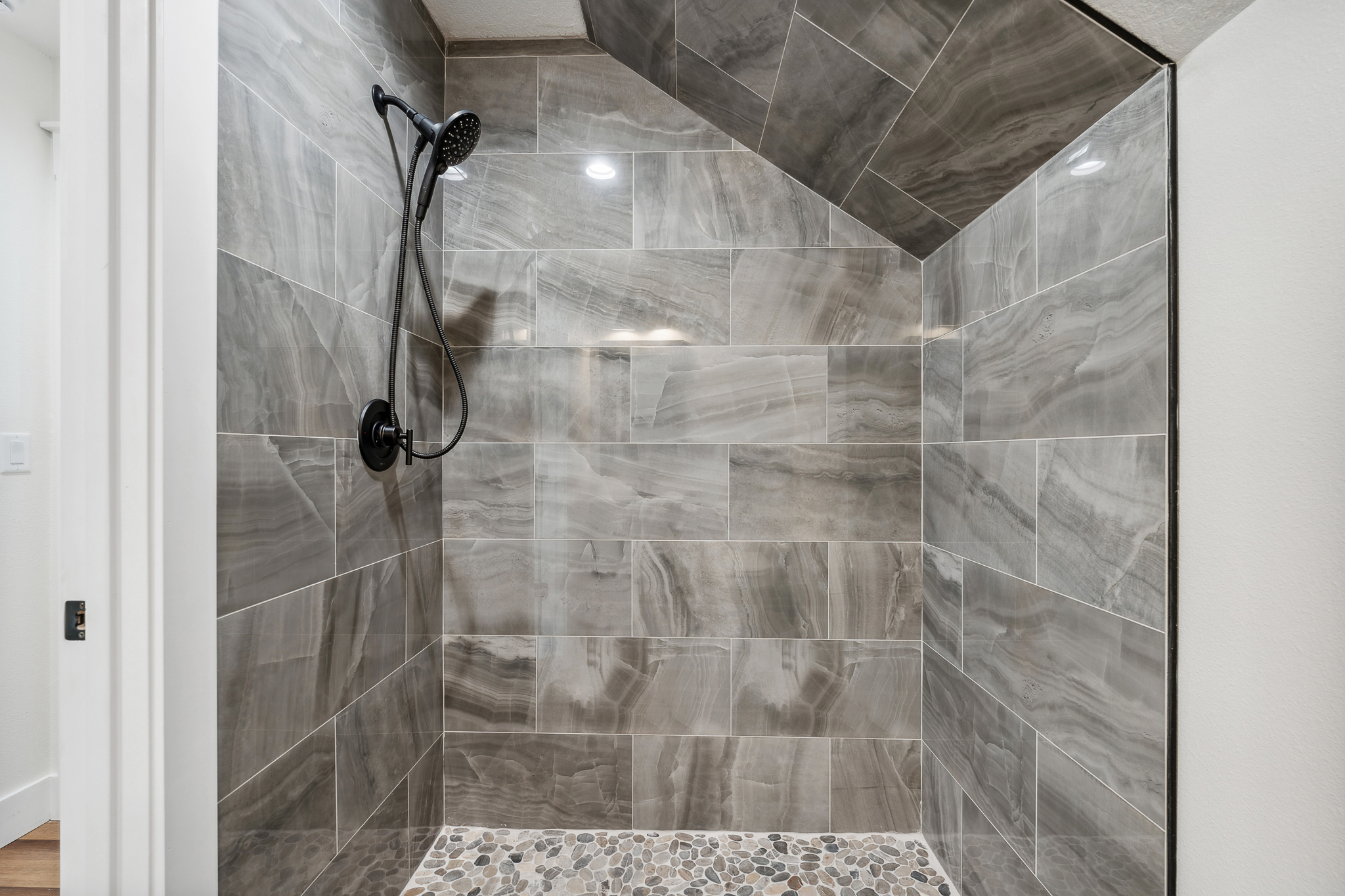 <span  class="uc_style_uc_tiles_grid_image_elementor_uc_items_attribute_title" style="color:#ffffff;">Bath 5 Shower</span>