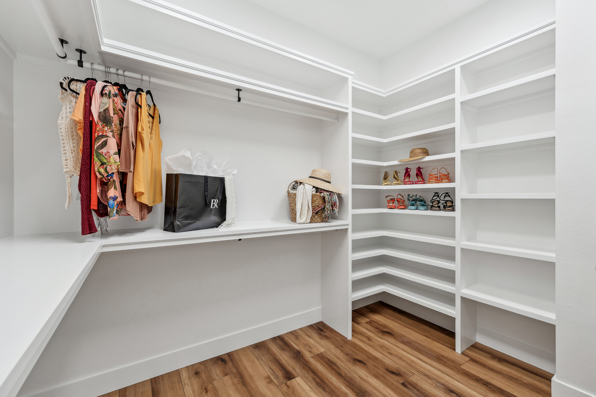 <span  class="uc_style_uc_tiles_grid_image_elementor_uc_items_attribute_title" style="color:#ffffff;">Her Master Closet</span>