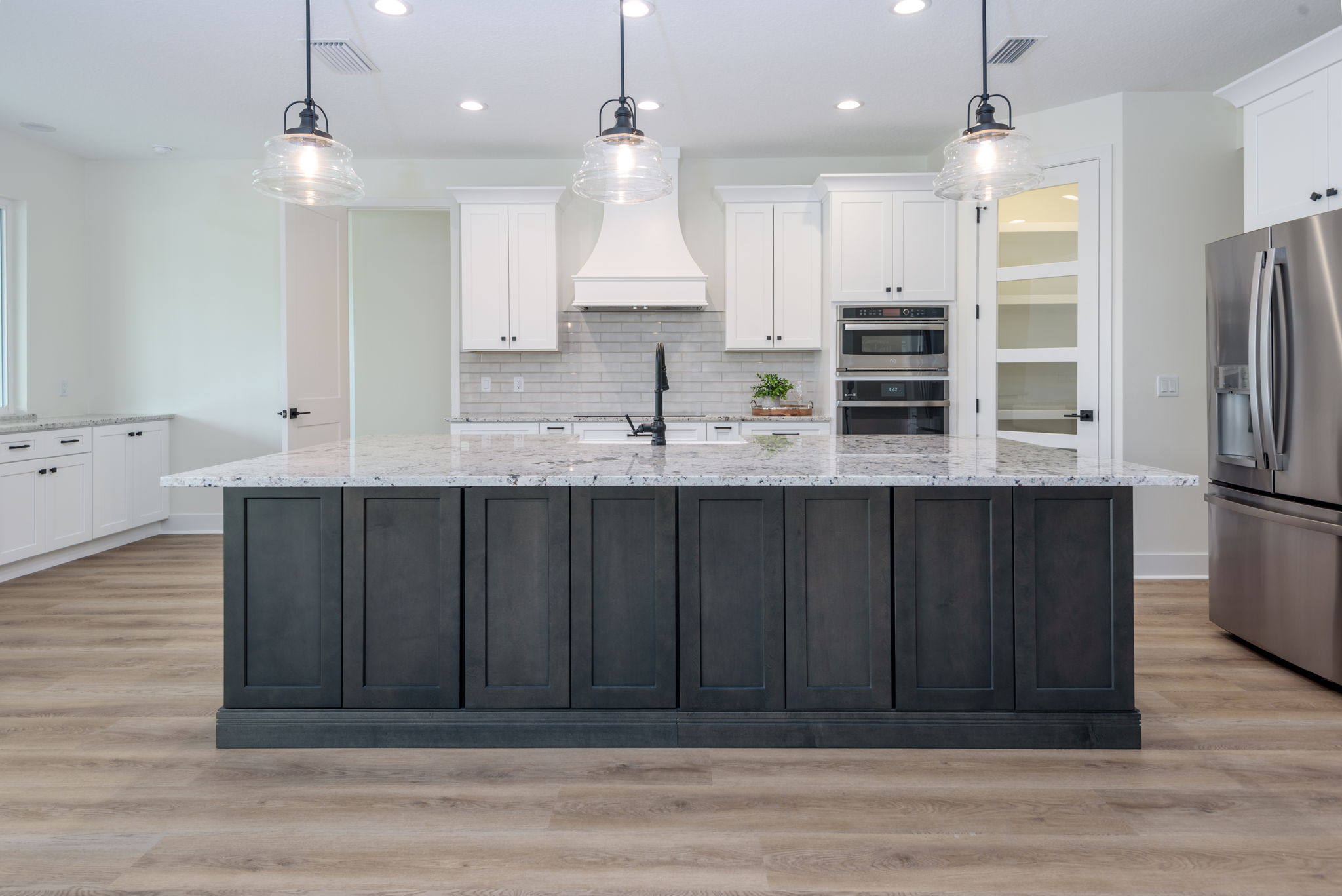 <span  class="uc_style_uc_tiles_grid_image_elementor_uc_items_attribute_title" style="color:#ffffff;">Kitchen Island</span>