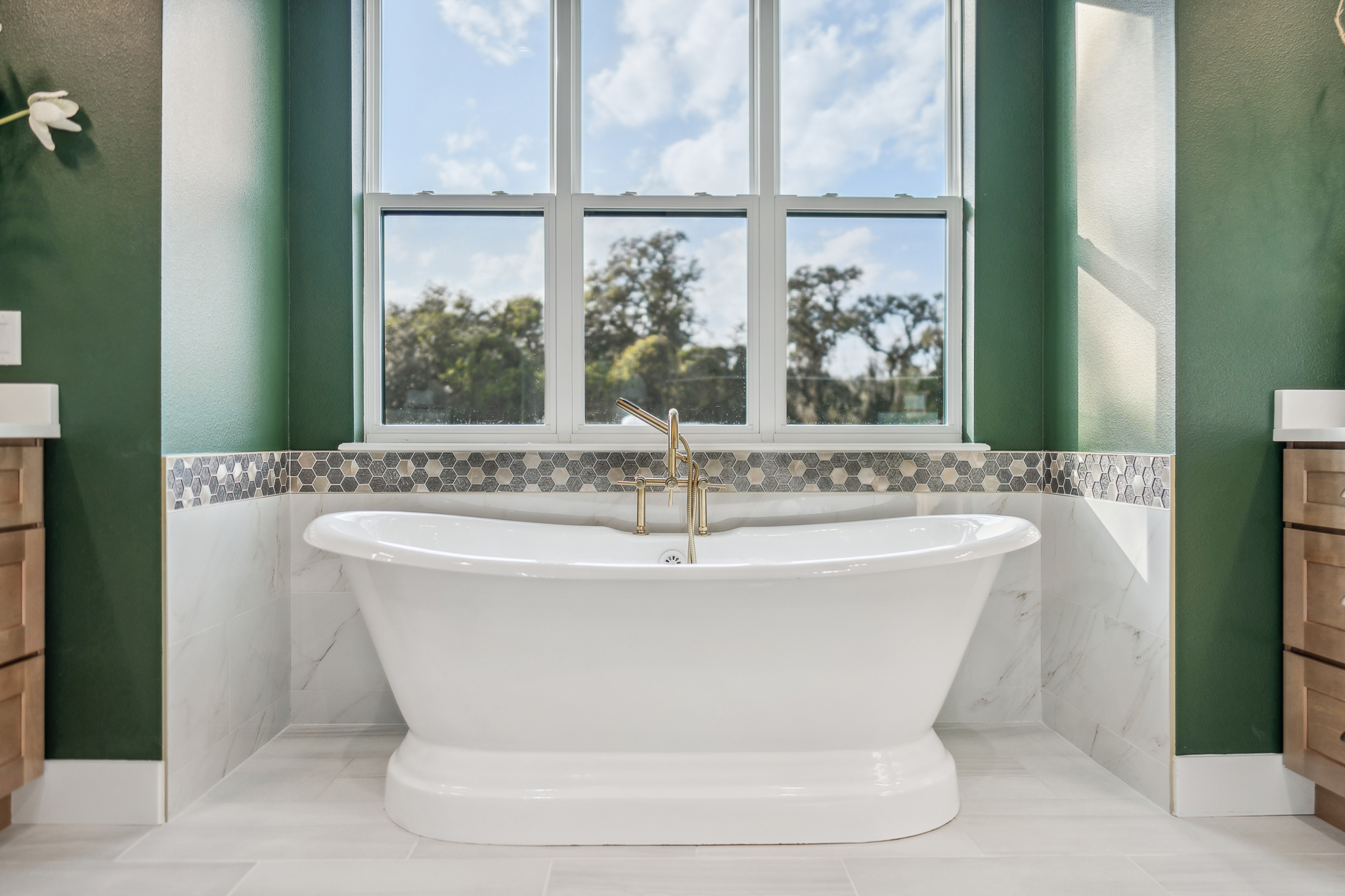 <span  class="uc_style_uc_tiles_grid_image_elementor_uc_items_attribute_title" style="color:#ffffff;">Master Tub</span>